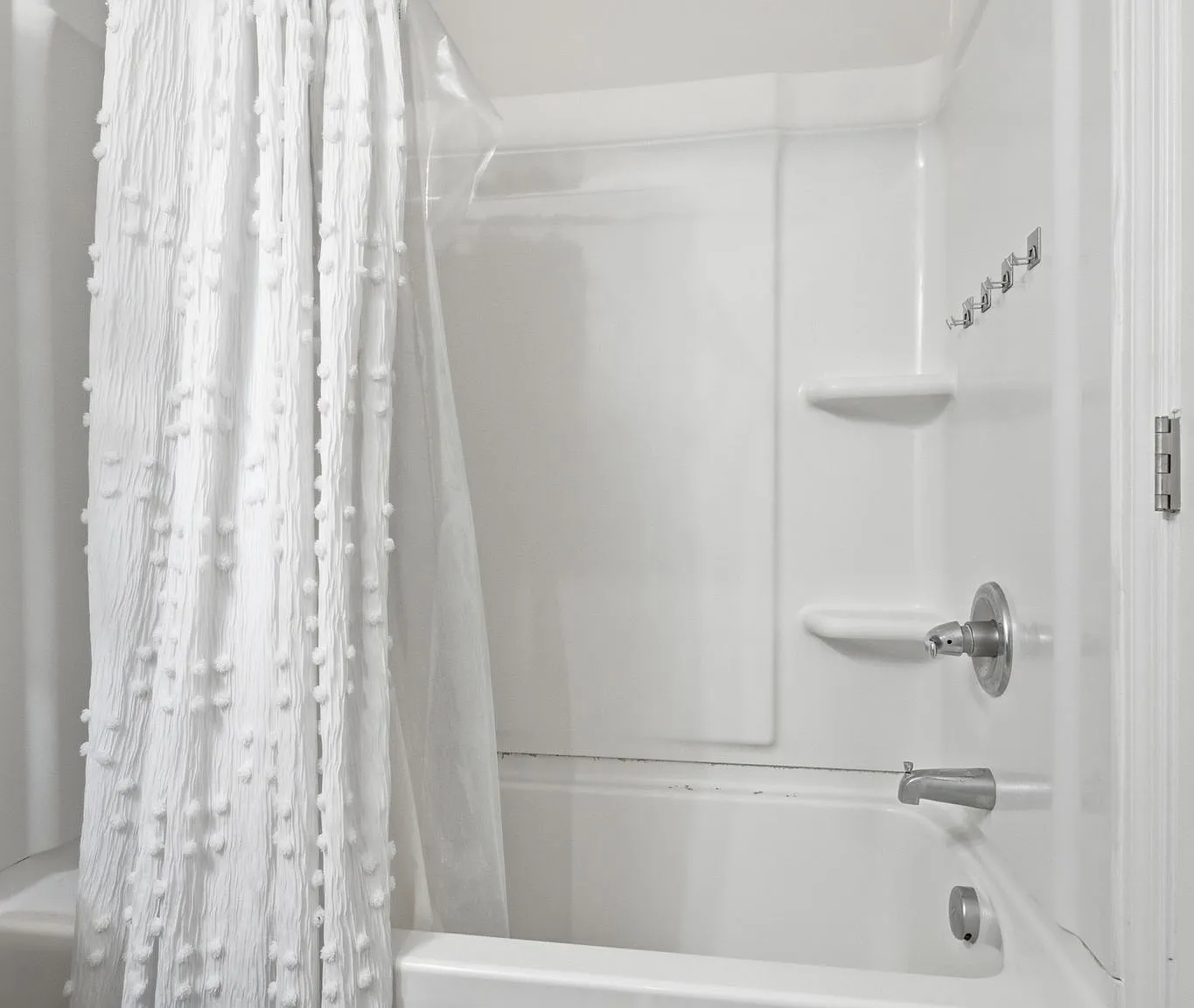 3 bed, 2.5 bath, 1220 sqft, $2,100 — Photo 3