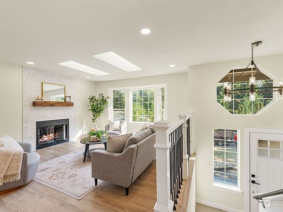 4th image of 1048 NE Shadybrook Court