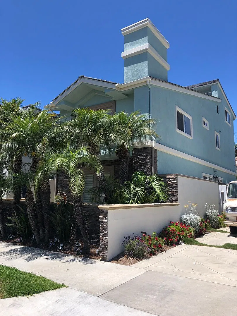 Three-story downtown home two blocks from the ocean — Photo 2