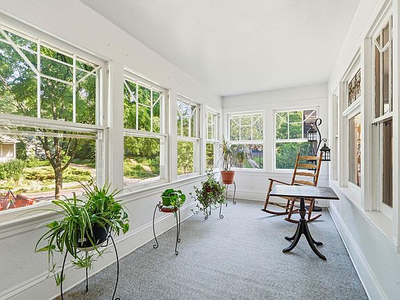 3rd image of 20 Melbourne Ave SE