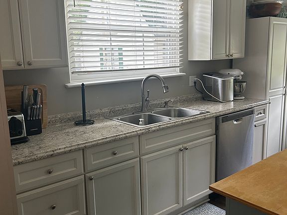 3rd image of 2458 Chestnut Ave