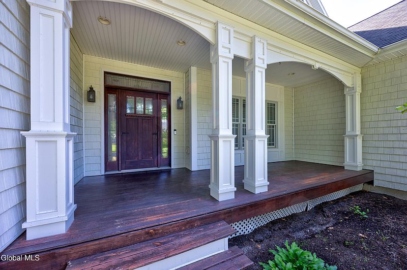 3rd image of 9 Sweetbriar Drive