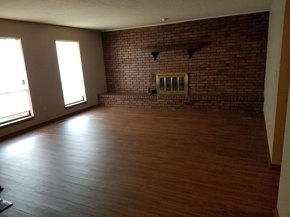 2nd image of 120 N Texoma Dr