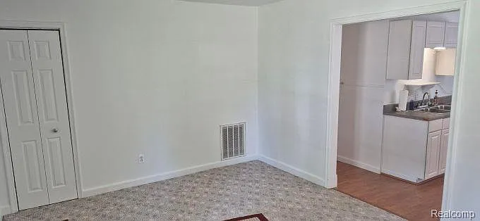 2 bed, 1.0 bath, 696 sqft, $1,200 — Photo 2