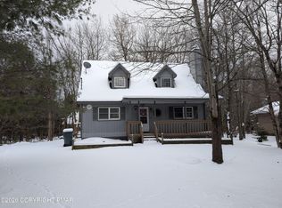 715 Country Place Dr, Tobyhanna, PA 18466