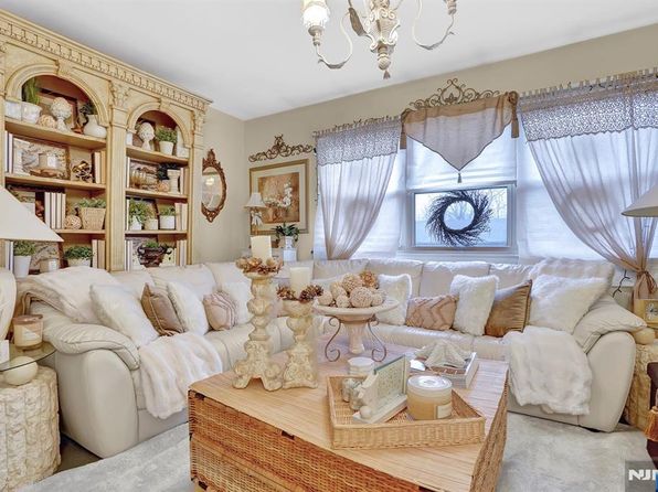 100 Treetop Ct, Bloomingdale, NJ 07403