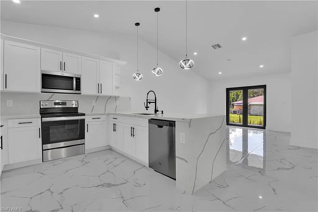 3 bed, 2.0 bath, 1197 sqft, $2,100 — Photo 1