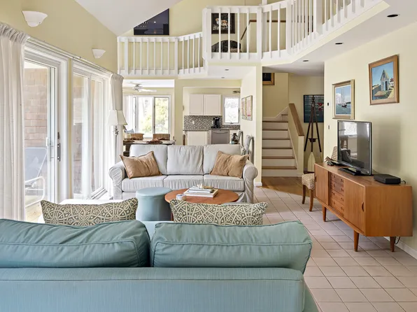 64 Jernegan Pond Rd, Edgartown, MA 02539