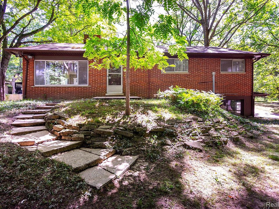 1st image of 20860 McClung Ave