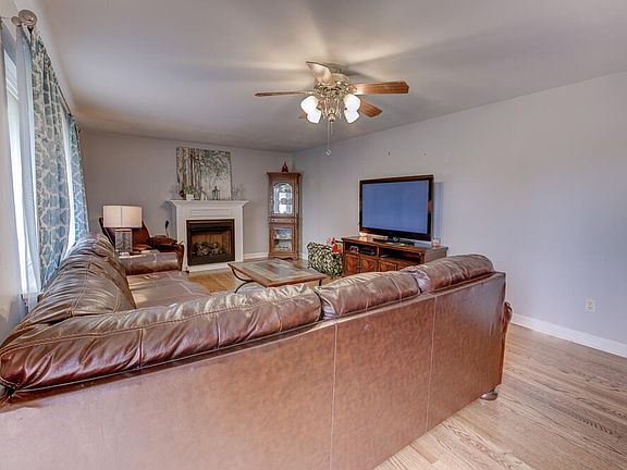3rd image of 122 Coburn Dr