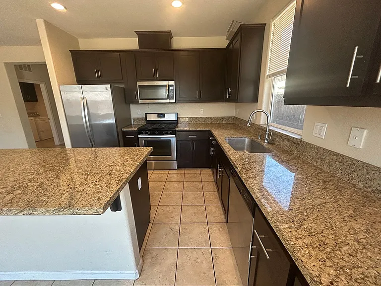 518 Samuel Way — Photo 10