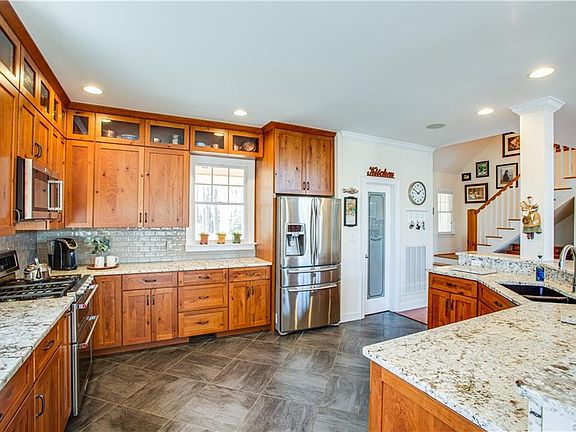 4th image of 33 Holly Ct