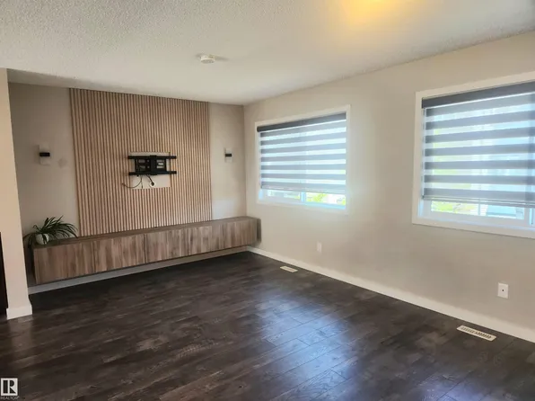 3346 15a Ave NW, Edmonton, AB T6T 0Y1