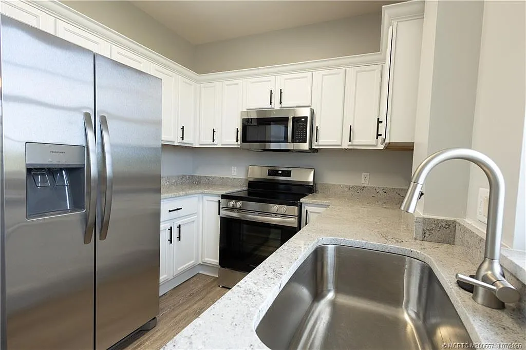 2 bed, 841 sqft, $2,300 — Photo 3