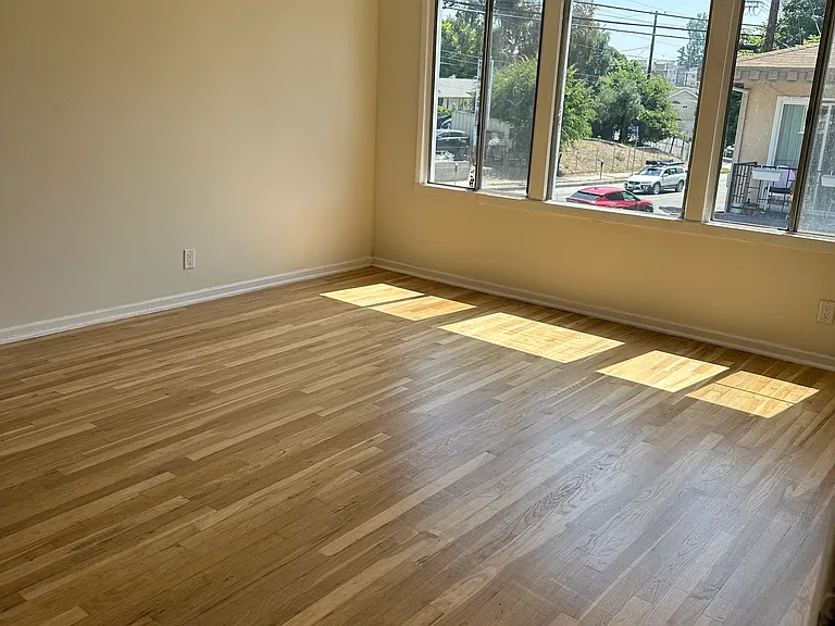 Rowena Ave — Photo 16