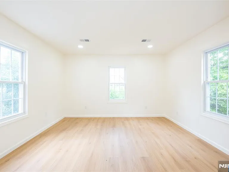 231 Waverly Pl — Photo 2
