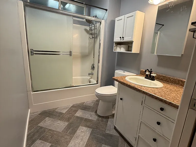 Bathroom main level, bathtub/shower