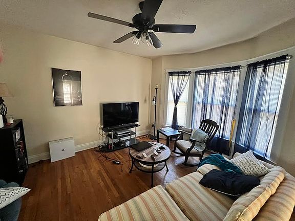 4th image of 811 Golden Ave