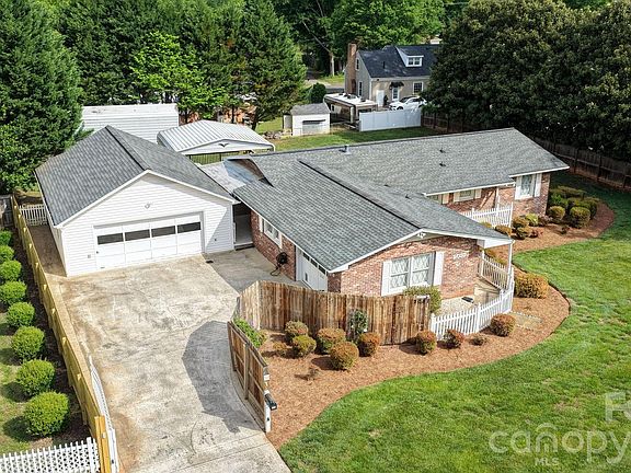 3rd image of 2037 Helen Dr
