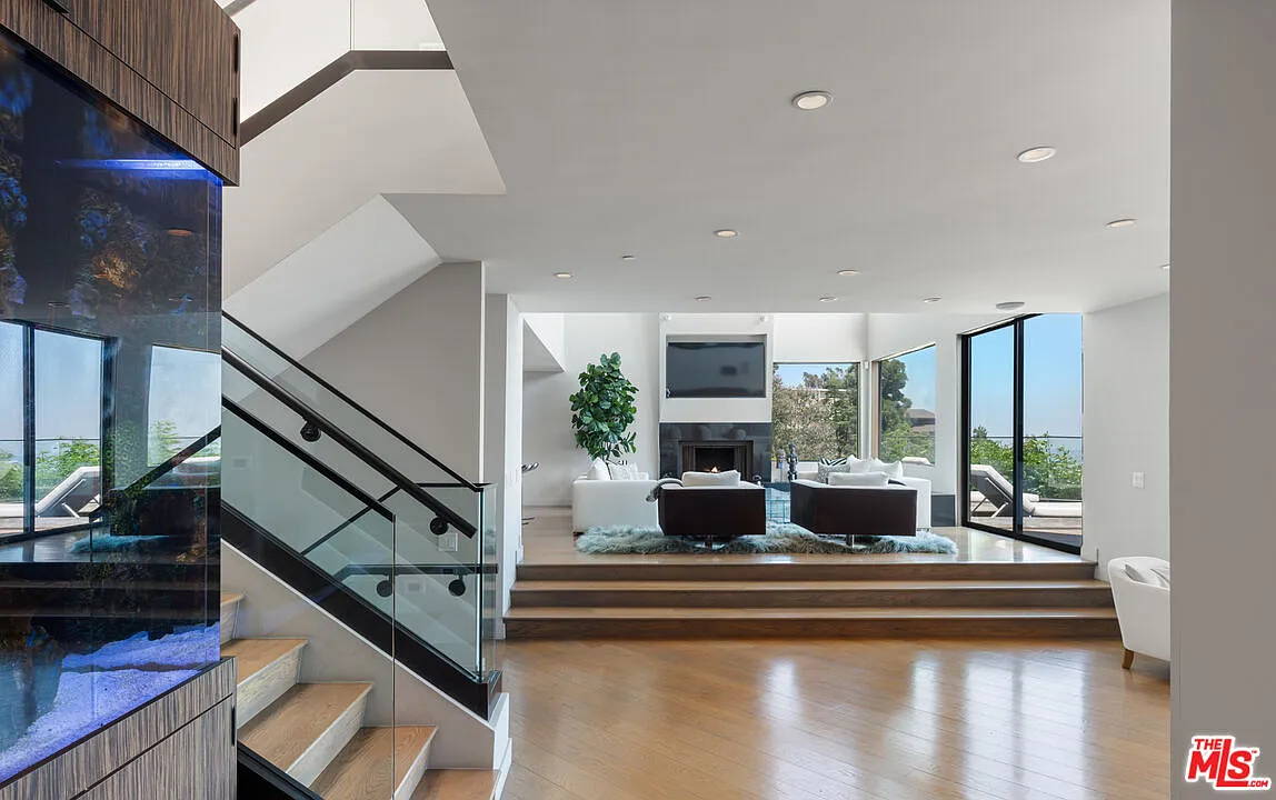 Building Photo - 2826 Las Alturas St