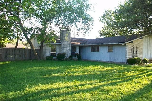 2nd image of 2400 Laurel Ln