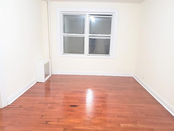 4th image of 911 McLean Ave APT A3