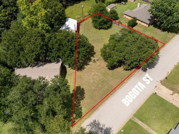 3303 Bogota St, Athens, TX 75752