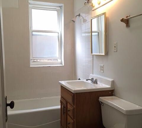 5th image of 2476 N Lincoln Ave