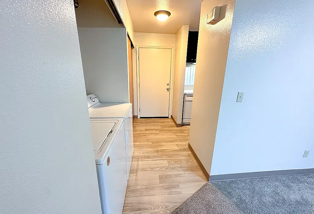 Colonial Apartments — Photo 4