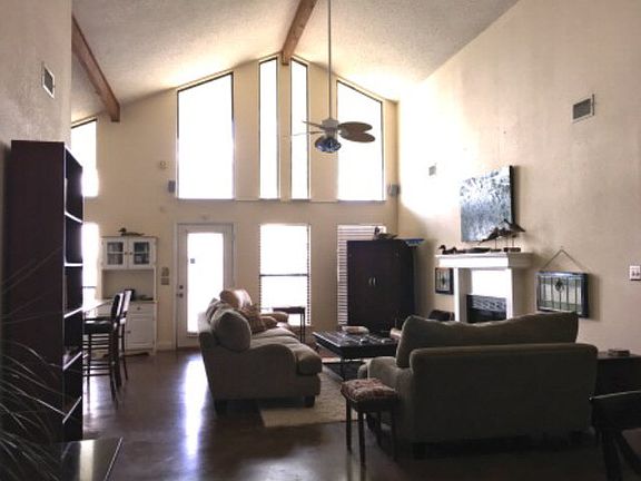 5th image of 327 Lake Front Dr