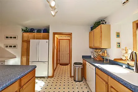 8601 Camelot Trce — Photo 15