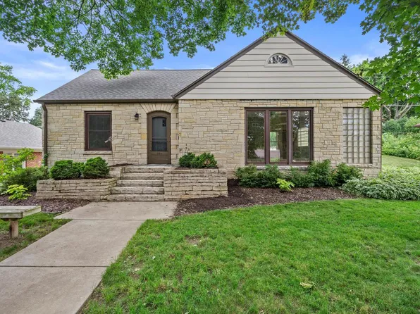 304 Oxford ROAD, Waukesha, WI 53186