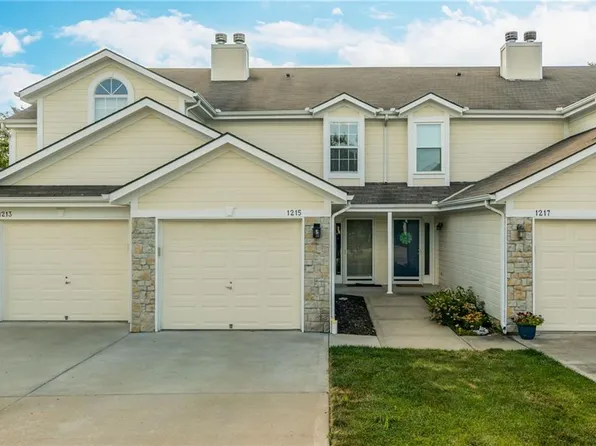1215 NW Hidden Ridge Cir, Blue Springs, MO 64015
