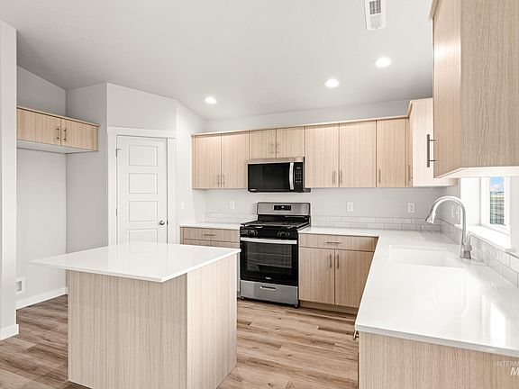 5th image of 18461 N Sweet William Ave