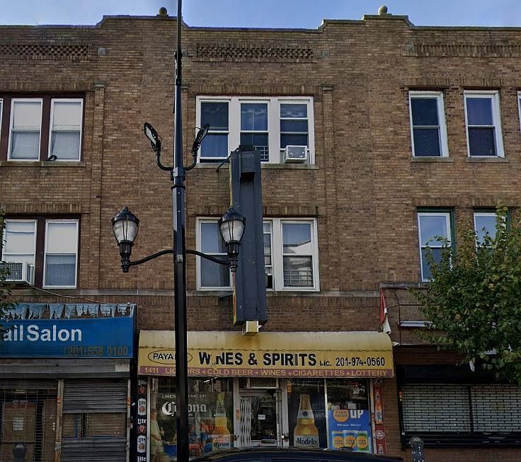 1st image of 1411 Summit Ave #3