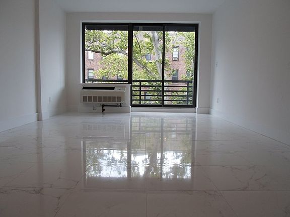 5th image of 2753 Crescent St APT 4D