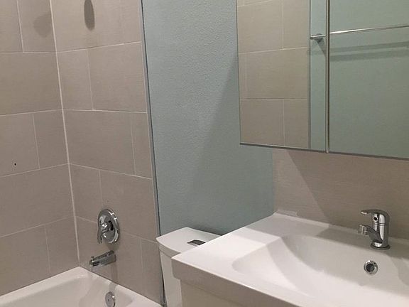 5th image of 915 W 22nd 1/2 St APT 304