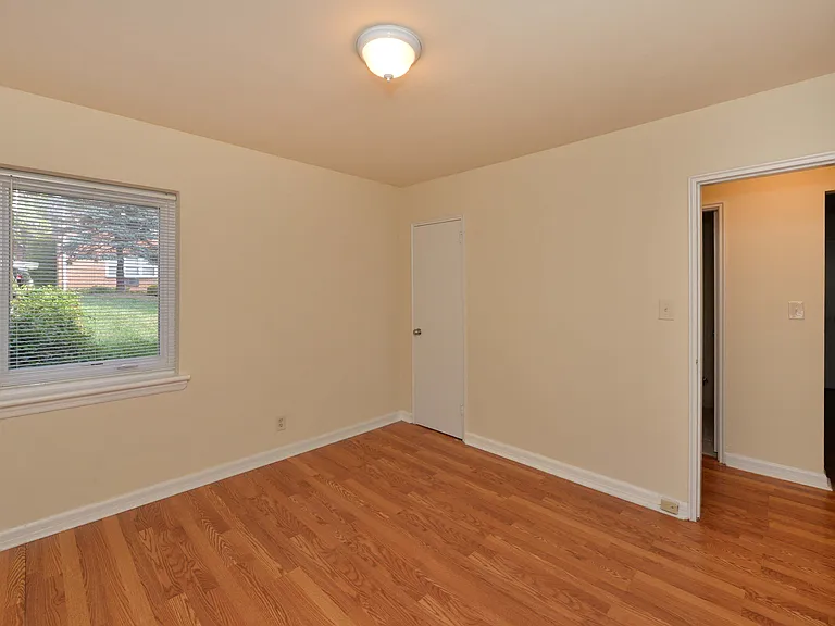 Cameron Apartments — Photo 19