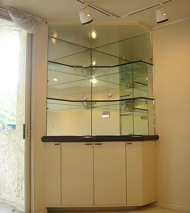 Elegant corner mirrored display area