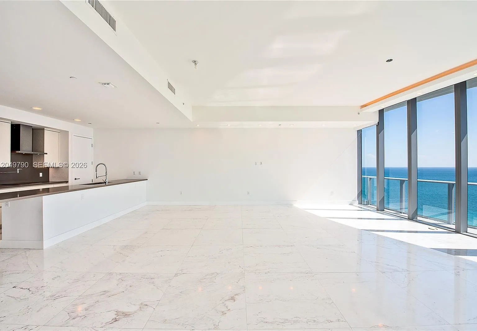 Chateau Beach Condo — Photo 4