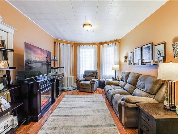 5th image of 385 Union St