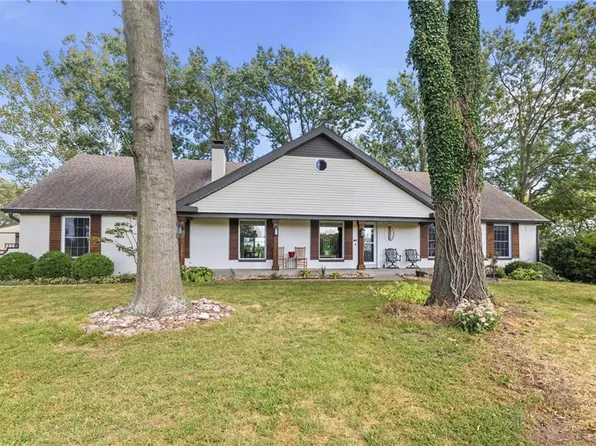 13105 S Lakeshore Dr, Olathe, KS 66061