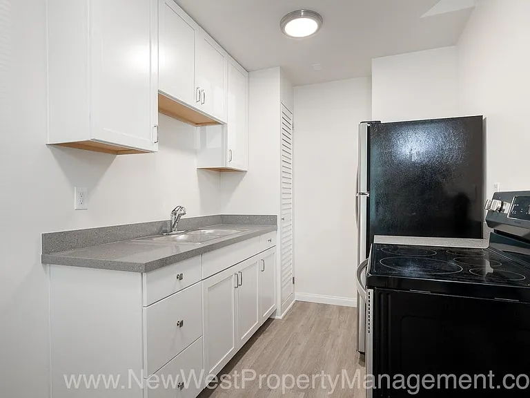 561 22nd St — Photo 7