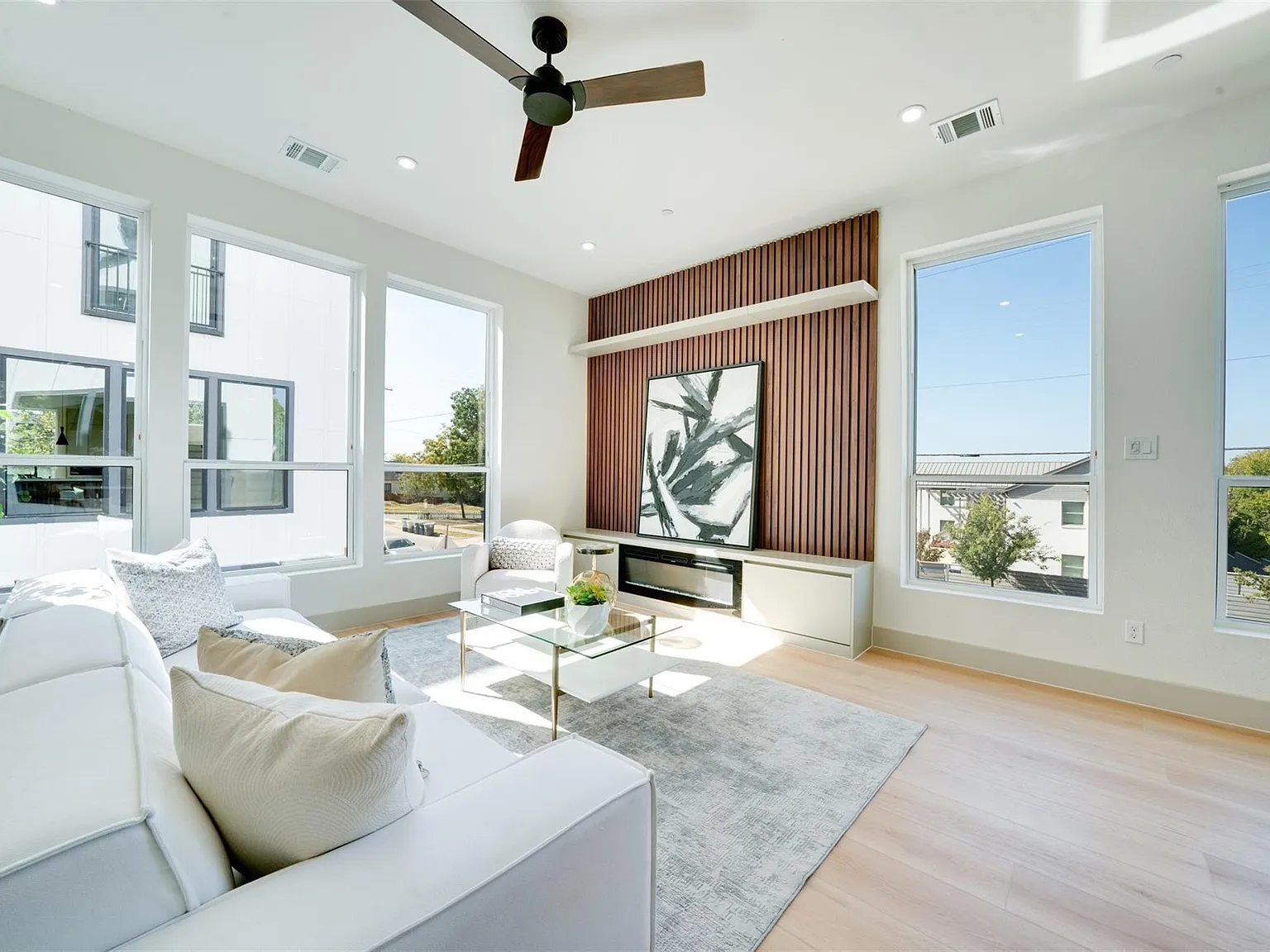 3 bed, 1980 sqft, $3,150 — Photo 4