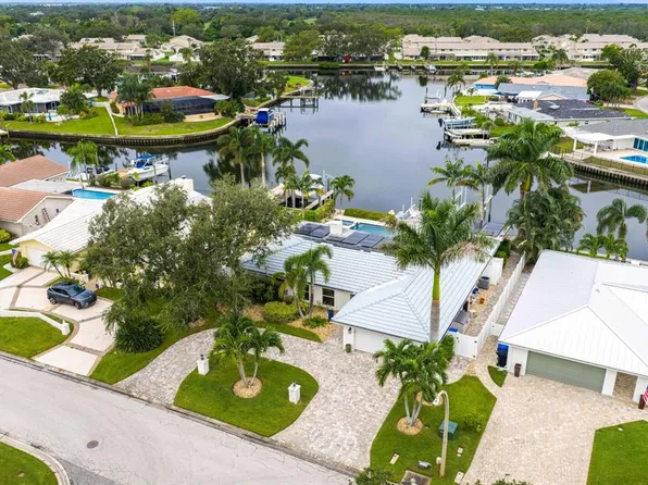 6482 Tanglewood Dr NE, Saint Petersburg, FL 33702