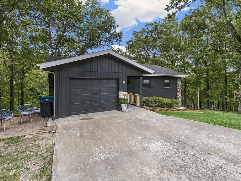 5 Fareham Ln — Photo 2