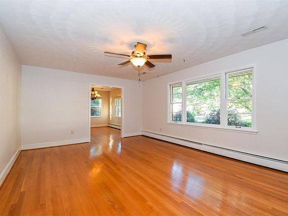 4th image of 1942 Montclair Dr
