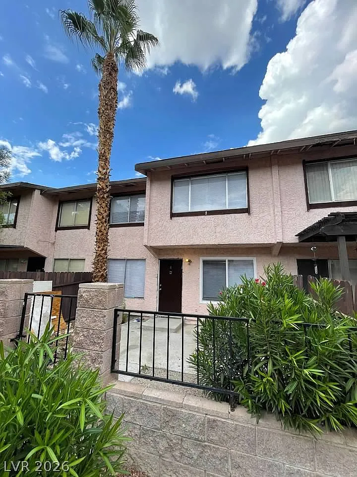 3 bed, 1.5 bath, 1220 sqft, $1,659 — Photo 3