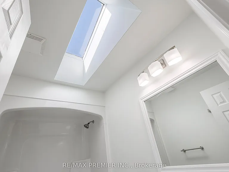 45 Roughley St #UPPER — Photo 15