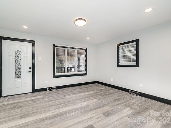3rd image of 412 N Vance St
